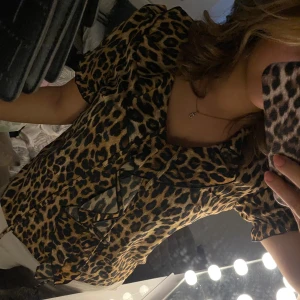 Leopard blus - Söt leopard blus, helt ny säljer då den e lite för liten🤍🐆