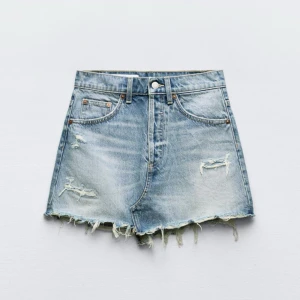 Jeanskjol Zara - Superfin jeanskjol från Zara, avnänd endast ett fåtal gånger så den är inprincip helt ny. Skriv för privata bilder eller frågor🥰 Nypris 379