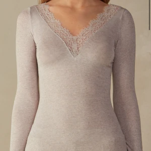 Beigh intimissmi tröja - Trendig Beigh intimissmi tröja i cashmere i strlk s. Knappt använd och i mycket bra skick. Kontakta via intresse eller köp 🥰