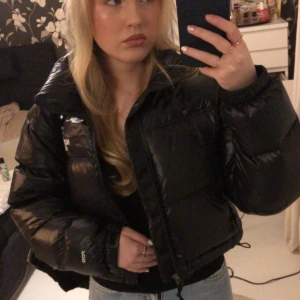 North face jacka  - Säljer min north face jacka då den är lite för kort för min smak. Endast använd förra vintern så i bra skick, alla bilder är mina men de två sista är dålig kvalite för jag tog de från en video. Köpt för 3700 säljer för 1800🩷