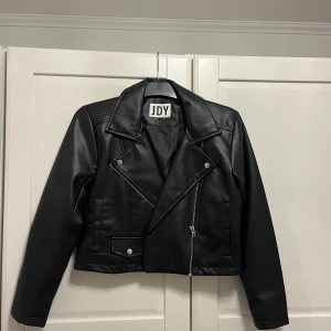 Skinnjacka  - Använd 1 gång så den är som ny