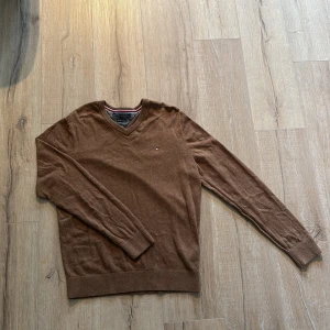 Brun Tommy hilfiger pima cotton cashmere tröja - Brun Tommy hilfiger stickad tröja.  Pima cotton cashmere. Använd väl och bra skick