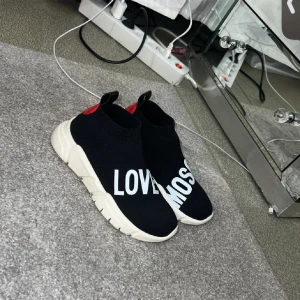 Moschino skor  - Storlek 36, knappt använda säljer pga dom e för små priset kan diskuteras 