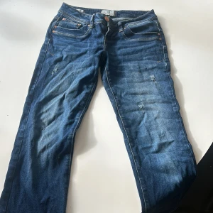 Ltb jeans - Jättefina mörkblå ltb jeans i storlek 25/30, endast använda ett fåtal gånger så i väldigt bra skick! Säljer pga att de e för små