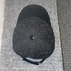 Gucci keps  - Top kvalitet Gucci keps skriv priv så kan vi lösa ett rimligt pris 