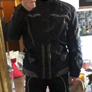 MC ställ / Skoterställ - Säljer ett MC ställ av kvalitetsmärket Velocity. Kan säljas separat jacka / byxa men helst paketpris.   I använt skick. Storleken är 3XL men liten i storleken. Jag är 183cm och väger 85kg.   Köptes 2022 för 9500kr.  Mitt pris 2750kr