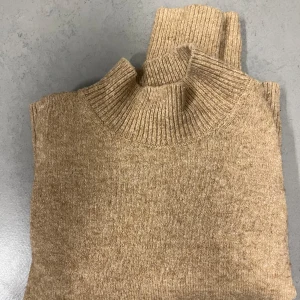 Beige stickad tröja H&M - Normal i storleken. 