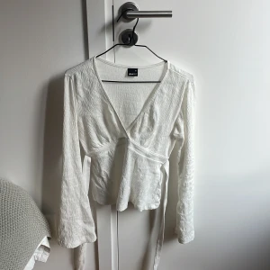 Knyt topp - Superfin topp som man knyter i bak💗 Köptes för ca 1 månad sen och endast använd 2 gånger! 