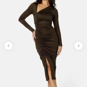 Klänning Tara Drawstring Dress - Klänning från bubblerum🤎, köpt några veckor sen använd 1 gång, nypris 599kr. Stretchig, tajt, dragsko framtill, från Axel: 130cm storlek S 🤎