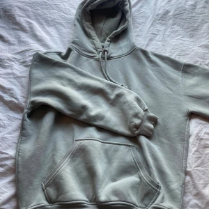 Ljus grön hoddie - Fin Hoodie från BikBok, storlek XS. Ljus grön.