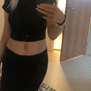 Lång kjol - Säljer min jättefina långa svarta kjol, den är väl använd men inga defekter💗