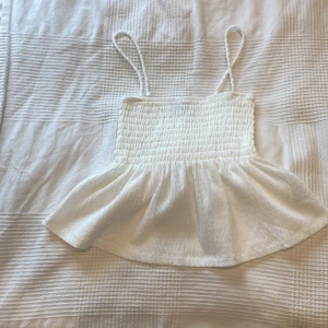 Vit blus - Vit blus. Säljer för att den inte används.