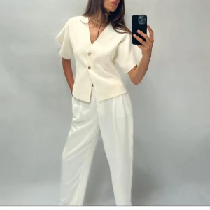 SÖKER - Söker denna topp ifrån zara, intresserad av båda färgerna