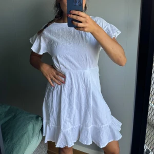 Vit linneklänning - Söt vit klänning, använd 2 gånger och i fint skick. Bandet i midjan saknas dock. 