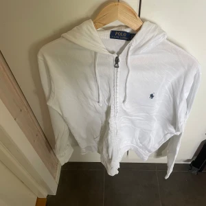Polo ralph lauren hoodie - Tja, säljer nu en mkt fin vit polo ralph lauren hoodie i nyskick, 10/10/ inga fläckar eller flaws. Köpt för ca 5 månader sedan använd fåtal gånger, size S borde passa dig som är mellan 170-183cm, tags finns, Pm 🤝