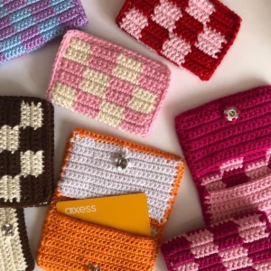 Virkad plånbok  - Virkade plånböcker som görs i valfria färger efter beställning. Enfärgade kostar 150kr och mönstrade 200kr. (Lånade bilder)💕