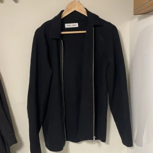 Samsøe Samsøe zip - Säljer denna feta zip tröjan från Samsøe Samsøe|| skick 10/10 knappt använd. Köpt för ungefär 1500kr mitt pris 500kr Perfekt till hösten Skriv vid minsta fundering