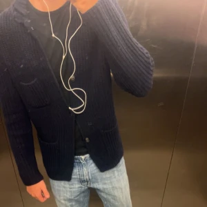 Gran Sasso stickad kavaj  - Gran Sasso stickad kavaj/kofta i nyskick, italiensk storlek motsvarar M. Nypris cirka 6000kr  Pris kan diskuteras