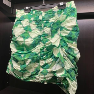 Sommarkjol - Grön mönstrad miniskirt med dragkedja på sidan💚