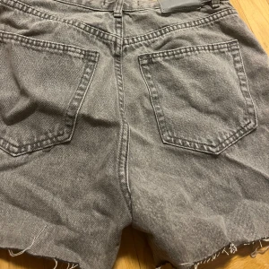 Jeansshorts  - Gråa jeansshorts 