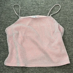 glittrigt linne ifrån NA-KD - bra skick, aldrig använd