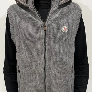 Moncler tricot väst - Cond: 8/10 Size: L(fits smaller) Retail: 9,999:- Vårt pris: 3899:- 