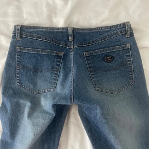 Lågmidjade jeans - Lågmidjade bootcutjeans. Superfint skick men kommer tyvärr inte till användning. Midjemått: ca 36cm, innerbenslängd: ca 80cm💕