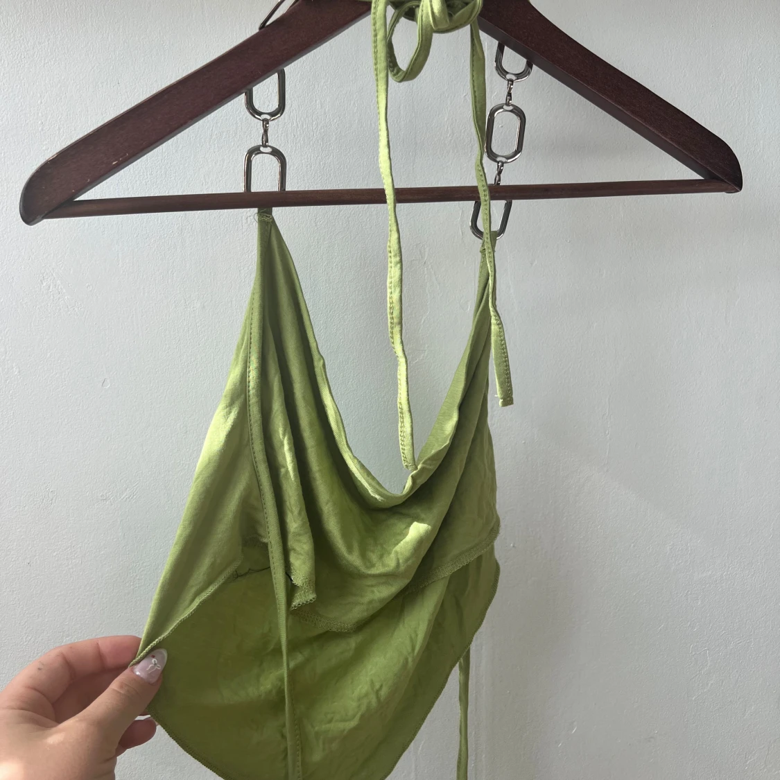 Grön axelbandslös topp med kedjedetaljer - 28