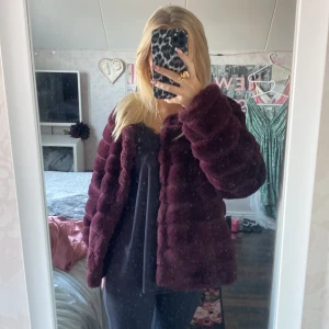 VinRöd pälsjacka😻 -  vinrödpälsjacka i storlek M men jag brukar ha XS och S och den passar mig bra, eftersom jag inte får någon användning av den säljer jag den❤️❤️