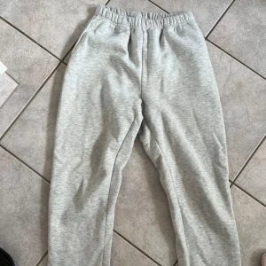 Grå mjukisbyxor från Basically Basics - Säljer ett par superbekväma grå mjukisbyxor från Gina tricot. Perfekta för en chill dag hemma eller en snabb tur till affären. De har en elastisk midja för extra komfort. Passar perfekt till en avslappnad stil! skriv vid frågor💗