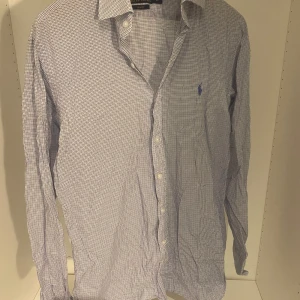 Ralph Lauren skjorta  - Hej! Säljer nu min skjorta från märket polo Ralph Lauren, storlek 39 motsvarar L fint skick, tveka inte på att höra av dig om du har frågor eller funderingar kring skjortan!