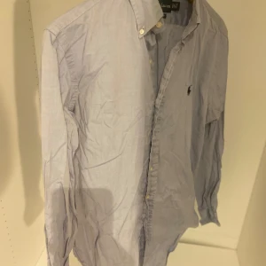 Ralph Lauren skjorta  - Hej! Säljer nu min skjorta från märket polo Ralph Lauren, storlek 32/33 motsvarar M bra skick men bör strykas, tveka inte på att höra av dig om du har frågor eller funderingar kring skjortan!