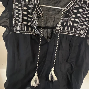 Tröja frpn H&M - Jag säljer denna tröjan då den aldrig kom till användning, jag har aldrig använt den så den är som ny, passar som en S, tryck gärna på ”köp nu”💕