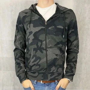 Polo ziphoodie - En rikotogy fin tröja fram mot hösten och vintern även varm, nu på hösten kan det räcka med en väst under. Även väldigt unik tröja med ett kamouflage mönster som är riktigt snyggt