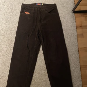 Empyre Manchester byxor - Riktigt snygga och sköna, men använder dom ej, väldigt bra skick. Bara höra ha sig vid funderingar🤗