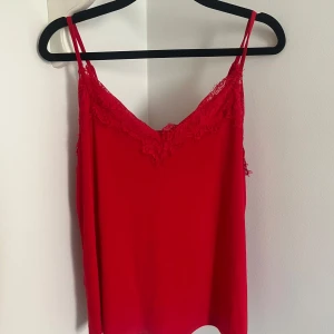 Rött spets linne  - Säljer detta röda supersnygga spetslinnet ifrån new yorker! Använd endast 2 gånger🌟  Köparen står för frakt 💗 