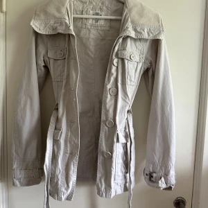 Kappa - En superfin vår/höstjacka i size S med skärp & fina detaljer. Nyskick