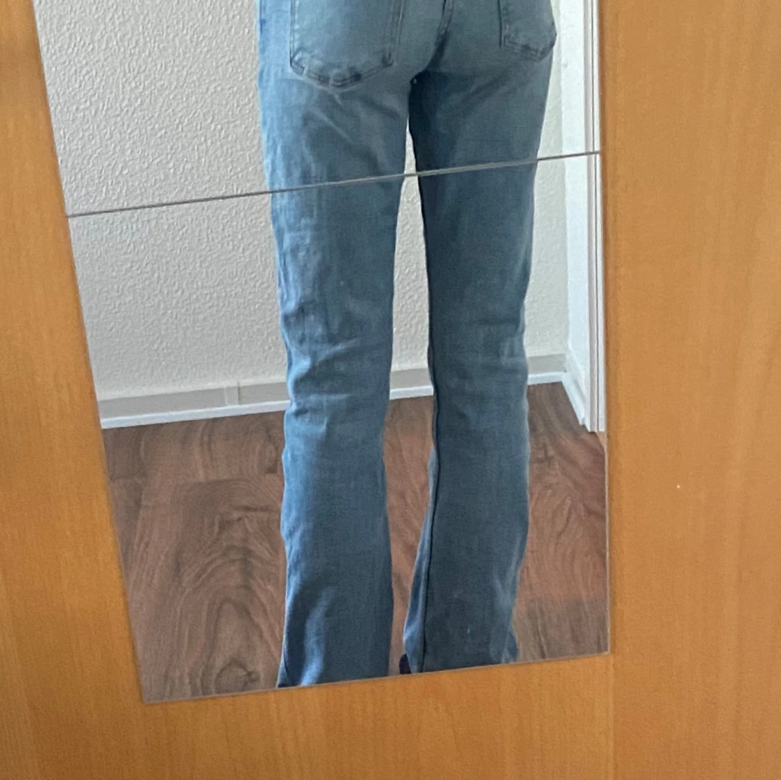 Blåa bootcut jeans  - 90