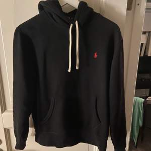 Tja, säljer min svarta raffe hoodie. Säljes då jag köpte en i större storlek som passa bättre. Den ser helt ny ut, endast använd ett fåtal gånger. Storlek S men passar lite mindre. Skriv för fler bilder el frågor😁