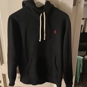 Ralph lauren hoodie - Tja, säljer min svarta raffe hoodie. Säljes då jag köpte en i större storlek som passa bättre. Den ser helt ny ut, endast använd ett fåtal gånger. Storlek S men passar lite mindre. Skriv för fler bilder el frågor😁
