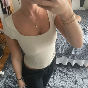 Topp - Jättesöt beige topp som jag lite scrunch vid midjan så den formar kroppen fint. Skönt material💞 passar till vardags men också roll finare tillfällen