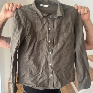 Linneskjorta - Hej! Säljer en riktigt fin linneskjorta från ellos, strl 164. Hör av er om ni har frågor!