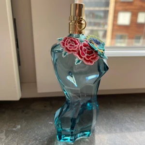 Jean paul gaultier la belle  - Nya Jean paul gaultier la belle paradise garden 100ml. Aldrig använd, endast provat på handleden. Fick i present men är inte riktigt min doft. Nypris: ca 1799kr