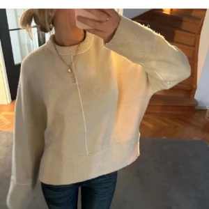 Stickad tröja - Jättefin och skön tröja. Kan gå ner i pris vid snabb affär