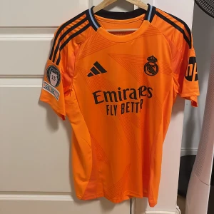 Orange Real Madrid tröja Mbappe 9 - Orange Real Madrid Mbappe 9. Perfekt skick. Helt ny.