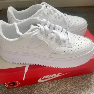 Nike Court vision Alta white  - Helt nya. Hög sula. Kartong medföljer. Nypris: 1099kr