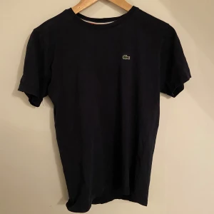 Lacoste T-shirt  - Bra skick inga fläckar eller hål 