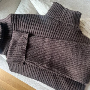Croppad Stickad Tröja Gina - Brun croppad stickad tröja med krage från Gina. Storlek M men passar Xs/S också! Lite nopprig (se bild). 
