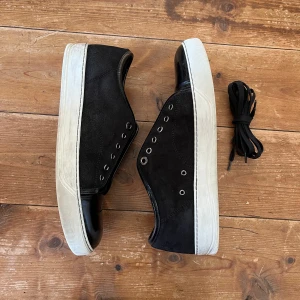 Lanvin skor - Säljer dessa asfräna Lanvin skor pga att de inte passar längre, lite slitage (syns på bilderna) Men väl omhändertagna, pris kan diskuteras!