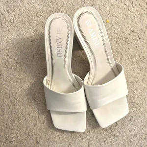 Klackar  - Säljer dessa vita klackar från new yorker då dem ej kommer till användning! Använda 1 gång klacken är 4cm